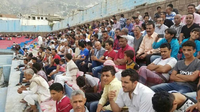 جانب من الحضور الجماهيري في ملعب الشهداء بتعز