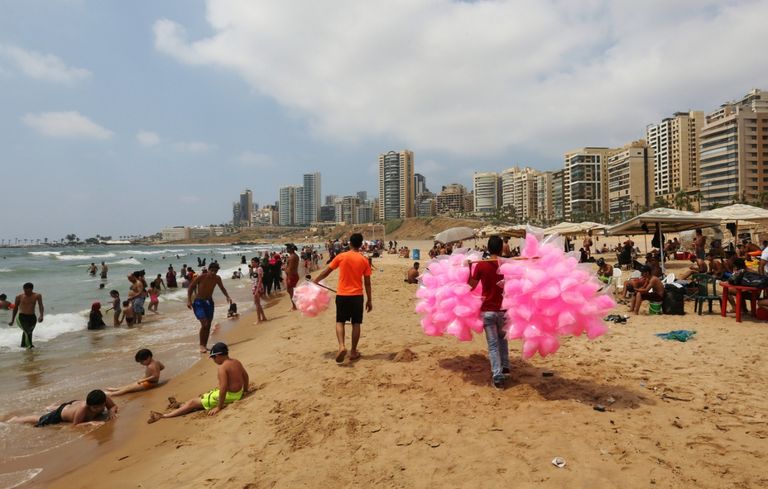 اللبنانيون يغامرون بالسباحة في الشواطئ العامة رغم تلوث المياه