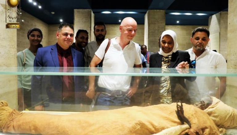 رئيس فيفا خلال زيارة المتحف المصري 
