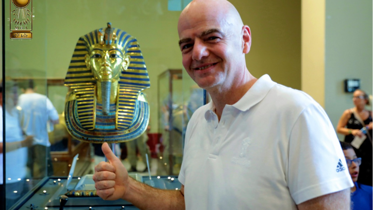 رئيس فيفا خلال زيارة المتحف المصري 