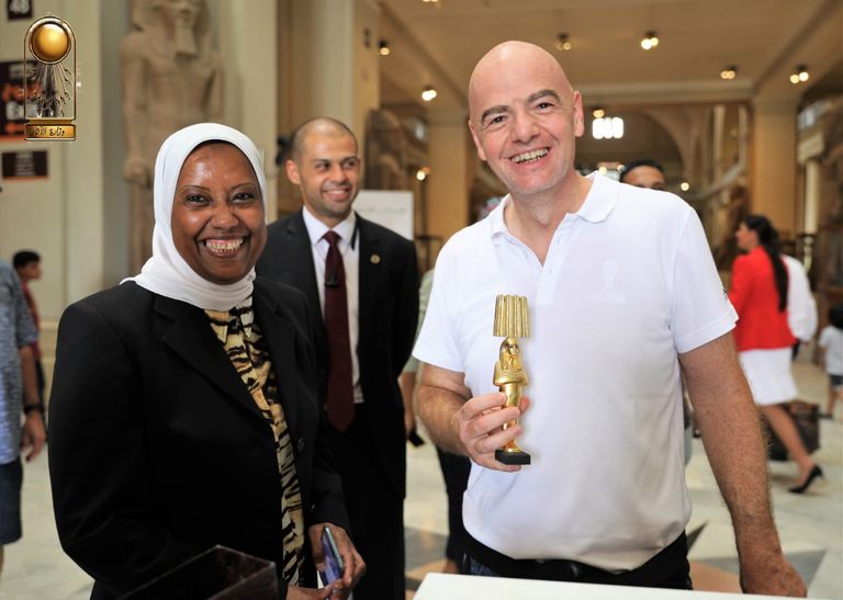 رئيس فيفا خلال زيارة المتحف المصري 