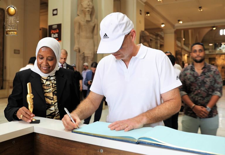 رئيس فيفا خلال زيارة المتحف المصري 