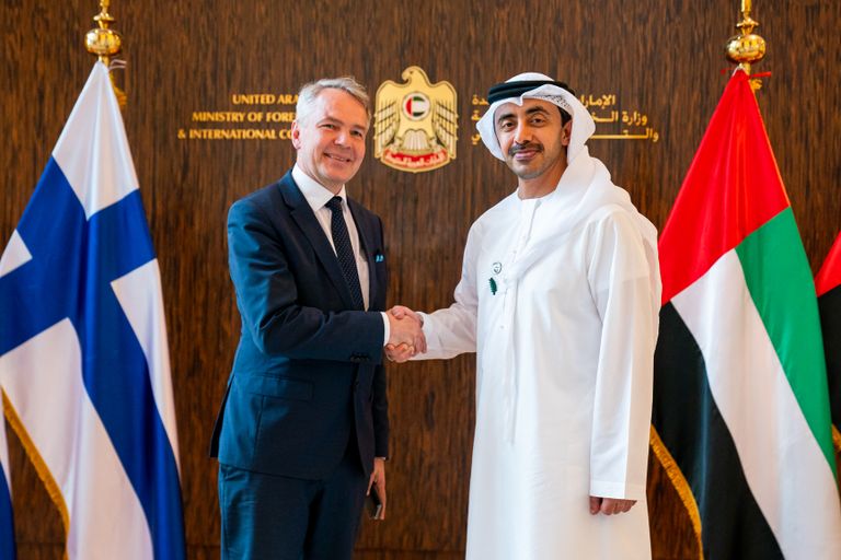 الشيخ عبدالله بن زايد آل نهيان يستقبل وزير خارجية فنلندا