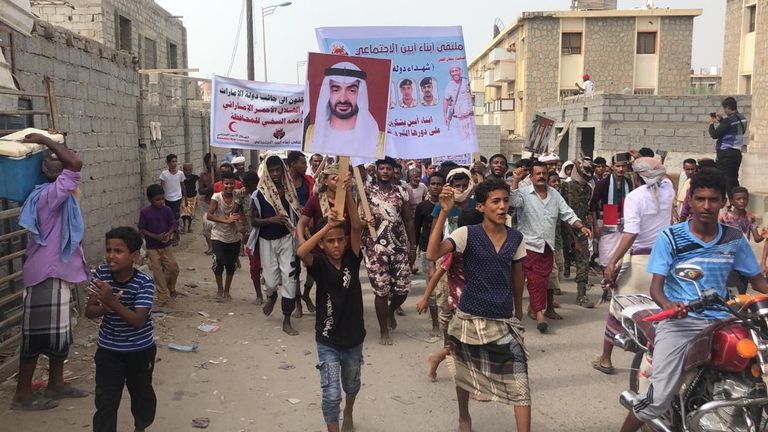 يمنيون يعبرون عن شكرهم للدعم الإماراتي