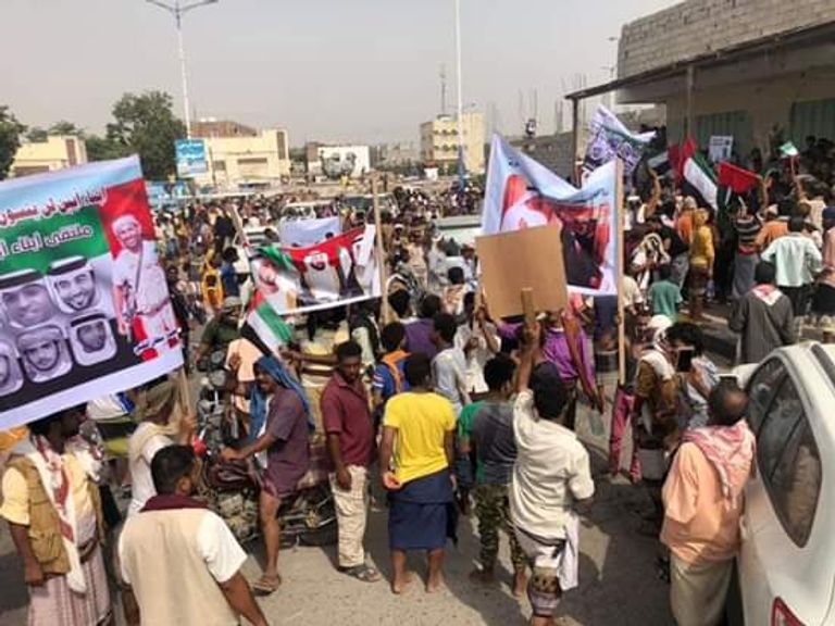 يمنيون يعبرون عن شكرهم للدعم الإماراتي