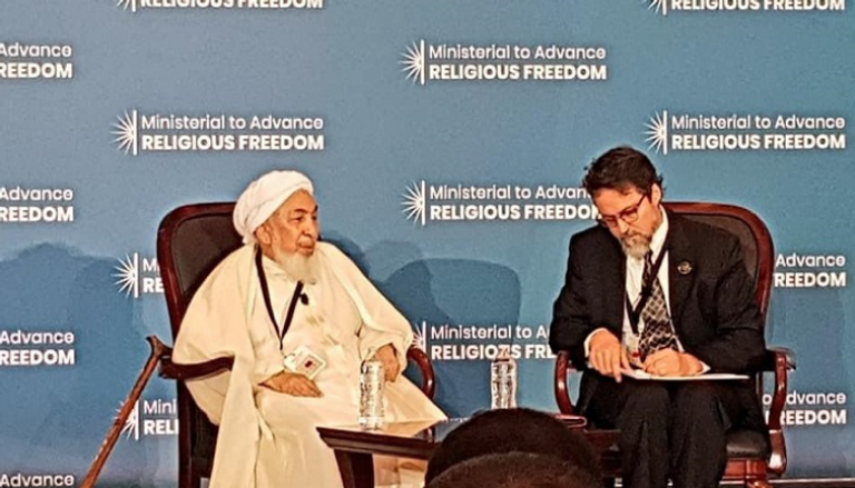 الشيخ عبدالله بن بيه خلال مشاركته في مؤتمر الحريات الدينية 