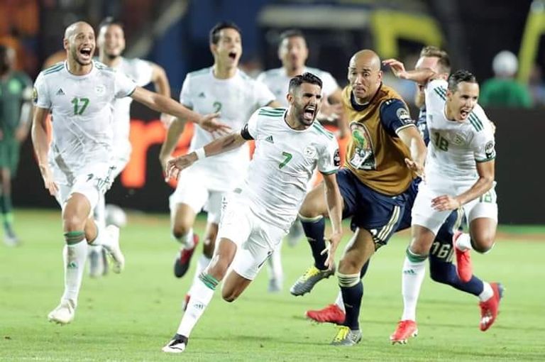 المنتخب الجزائري الجزائريون يقارنون بين إنجازات الرياضة والسياسة في أسبوعهم المنقضي