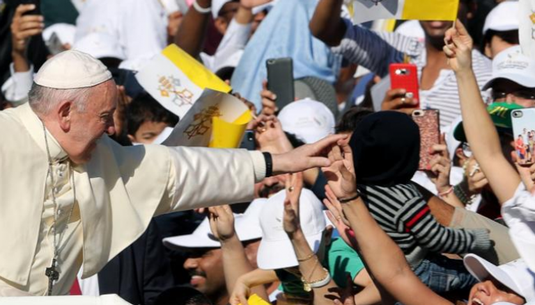 البابا فرنسيس يبارك حضور القداس الإلهي في أبوظبي