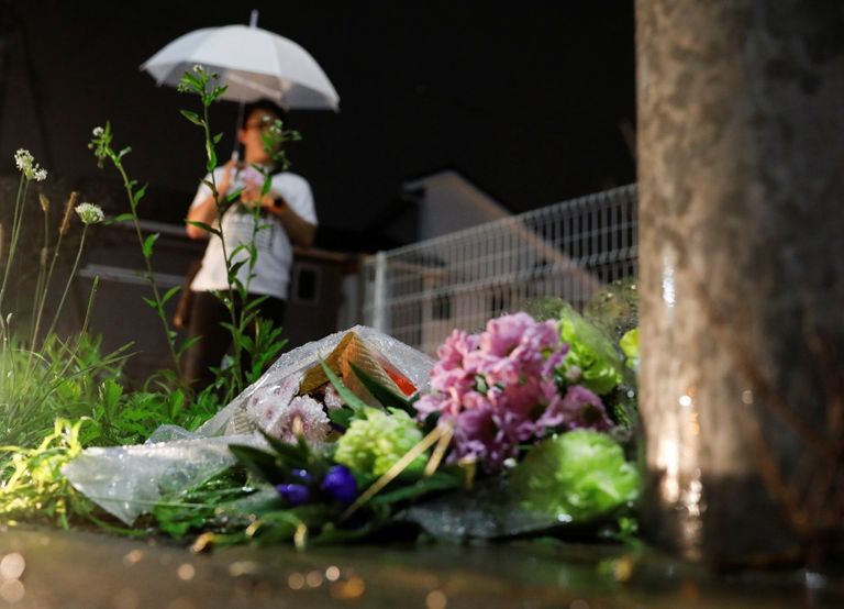 عشاق الرسوم المتحركة يضعون الزهور في موقع هجوم كيوتو اليابانية