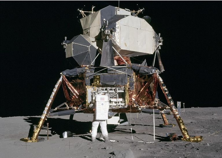 صورة التقطها "نيل آرمسترونج" لزميله بالمهمة على سطح القمر