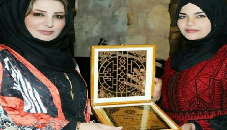 الشابة الفلسطينية ميساء سلامة خلال تسلمها الجائزة