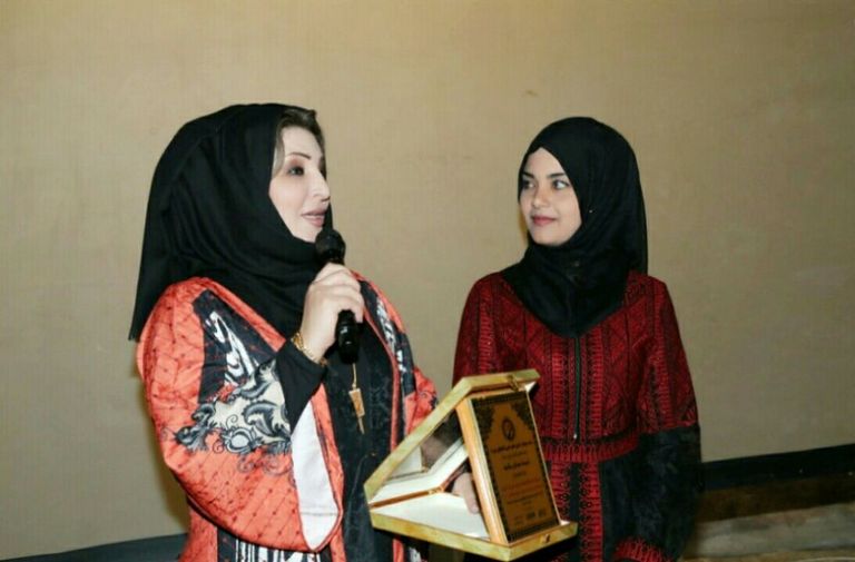 الشابة الفلسطينية ميساء سلامة خلال تسلمها الجائزة