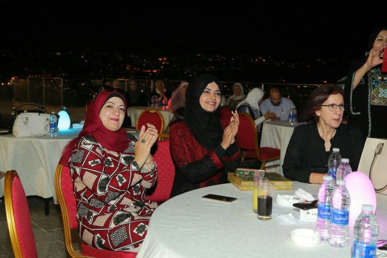 الشابة الفلسطينية ميساء سلامة خلال تسلمها الجائزة