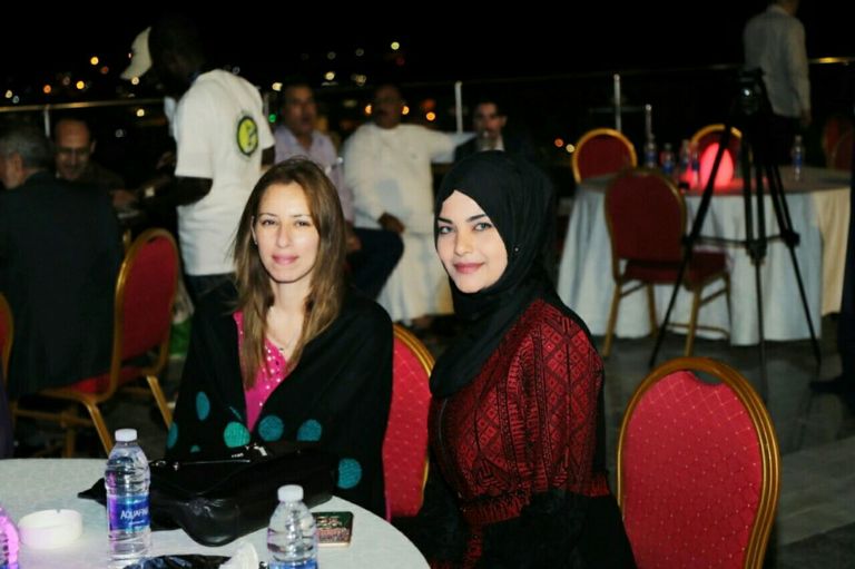 الشابة الفلسطينية ميساء سلامة خلال تسلمها الجائزة