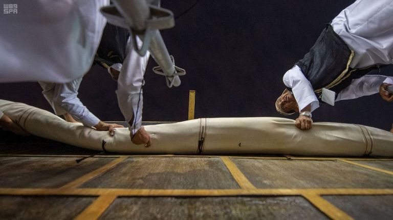 رفع ثوب الكعبة المشرفة استعداداً لموسم الحج