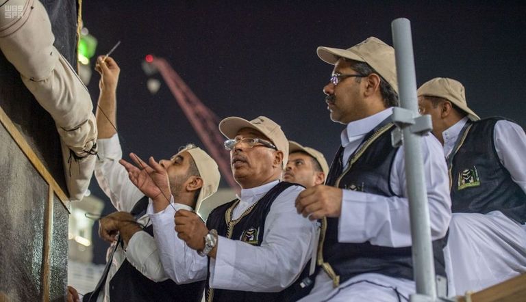 رفع ثوب الكعبة المشرفة استعداداً لموسم الحج