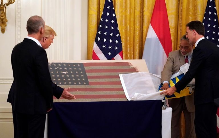العلم الأمريكي الذي أعاده رجل الأعمال الهولندي