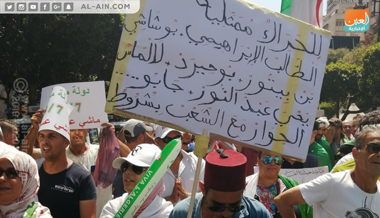 مطالب سياسية بنكهة رياضية في مظاهرات الجزائريين