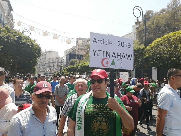 مطالب سياسية بنكهة رياضية في مظاهرات الجزائريين مطالب سياسية بنكهة رياضية في مظاهرات الجزائريين