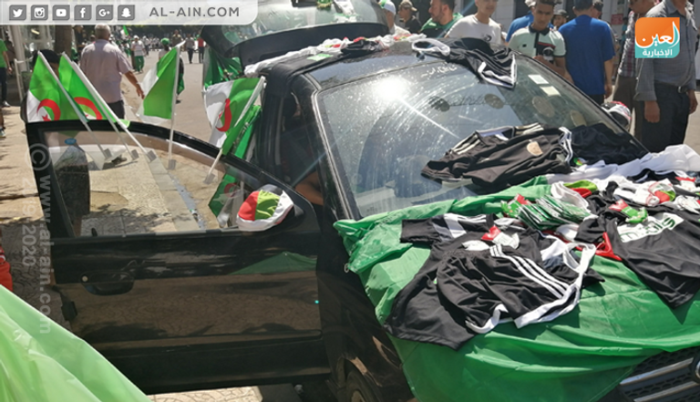 مطالب سياسية بنكهة رياضية في مظاهرات الجزائريين
