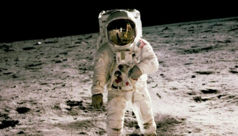 باز ألدرين في 1969 على سطح القمر