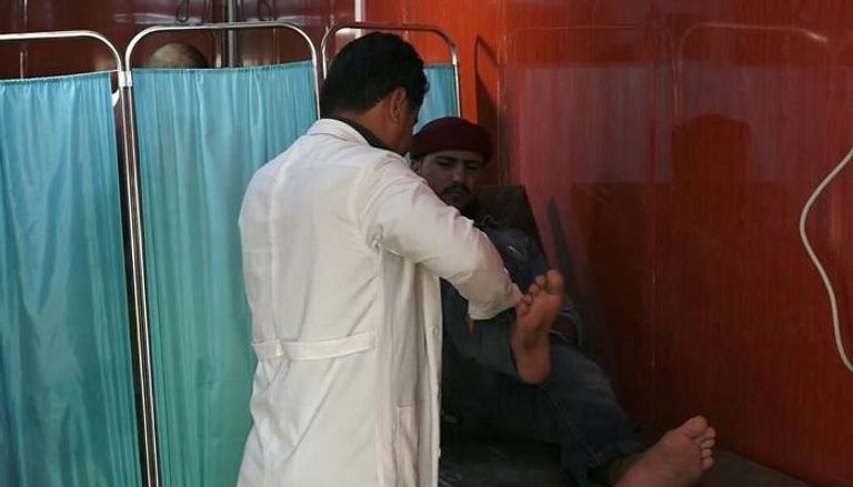جريح يمني يتلقى العلاج في العيادات الطبية بعدن