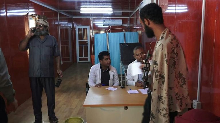 جريح يمني يتلقى العلاج في العيادات الطبية بعدن