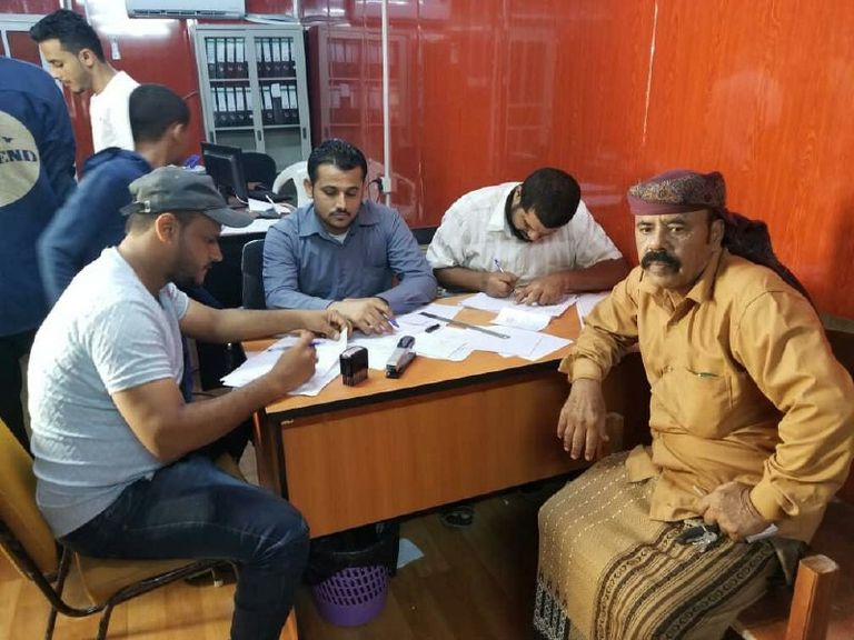 جريح يمني يتلقى العلاج في العيادات الطبية بعدن