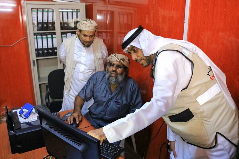 جريح يمني يتلقى العلاج في العيادات الطبية بعدن