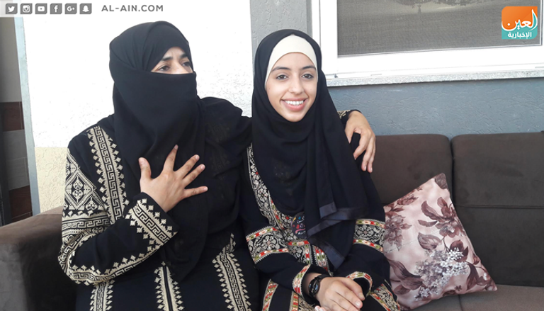 السيدة الفلسطينية نهلة أبودقة مع ابنتها