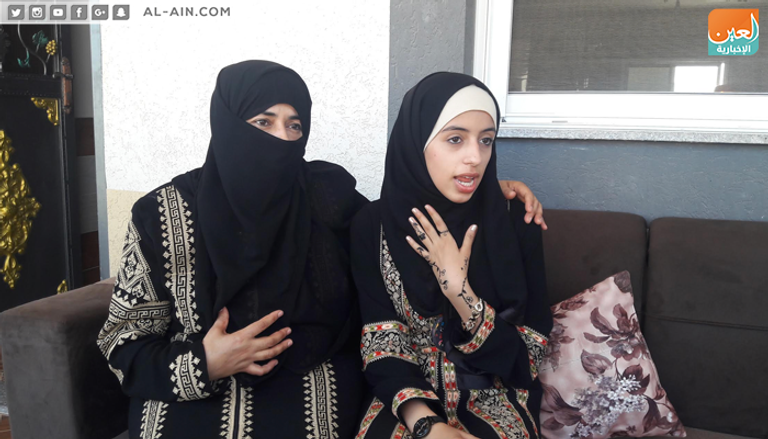السيدة الفلسطينية نهلة أبودقة مع ابنتها