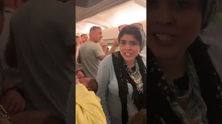 سلطات المطار الروماني تتعامل بعنف مع الراكب المصري