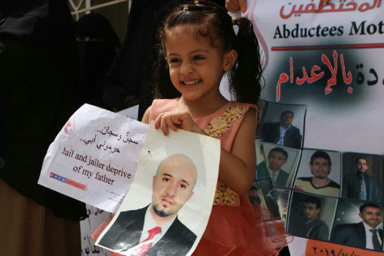 جانب من وقفة احتجاجية لأمهات المختطفين بتعز