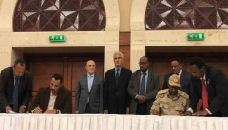 جانب من توقيع الأطراف السودانية على الاتفاق السياسي