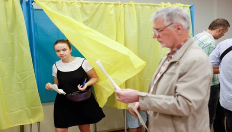 الأوكرانيون يتوافدون على المقرات الانتخابية - رويترز