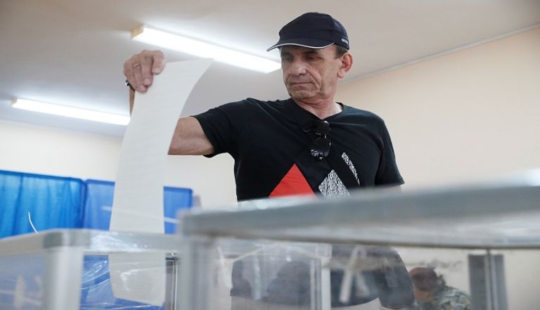 الأوكرانيون يتوافدون على المقرات الانتخابية - رويترز