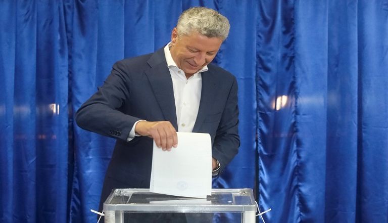 الأوكرانيون يتوافدون على المقرات الانتخابية - رويترز