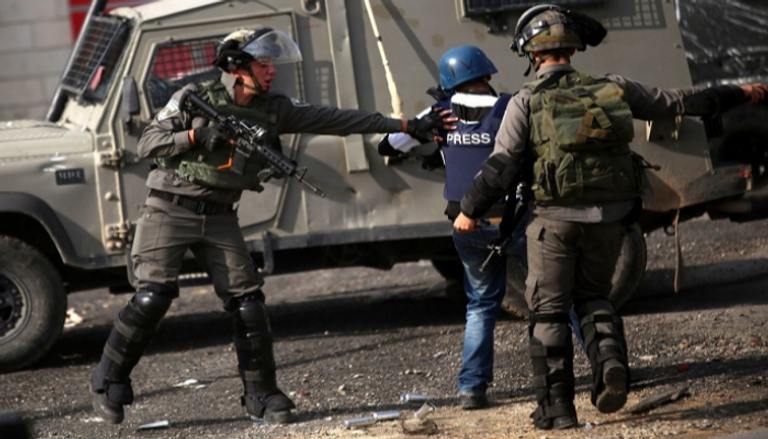 جنود الاحتلال يعتقلون أحد الصحفيين - أرشيفية