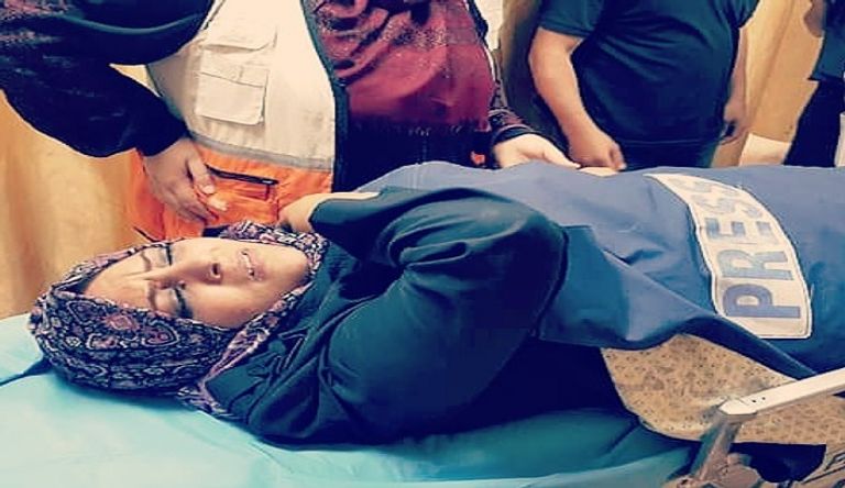 جنود الاحتلال يعتقلون أحد الصحفيين - أرشيفية