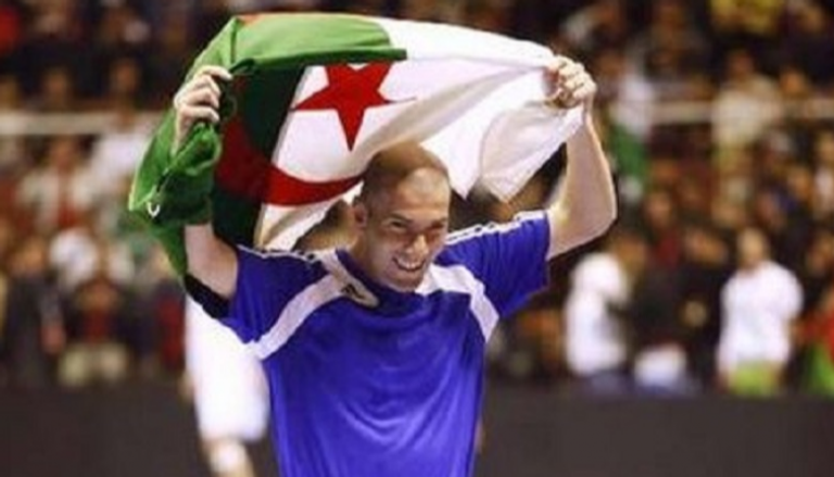 زيدان مع علم الجزائر
