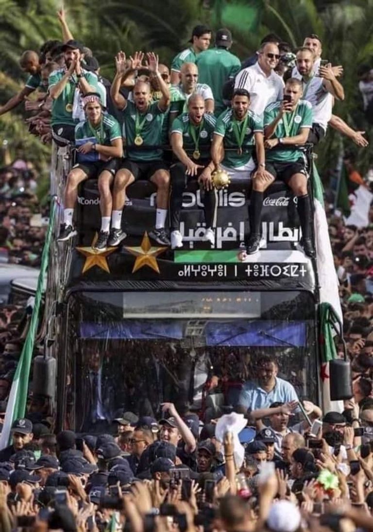 استقبال الجماهير الجزائرية لمحاربي الصحراء