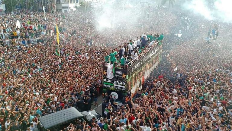 استقبال الجماهير الجزائرية لمحاربي الصحراء