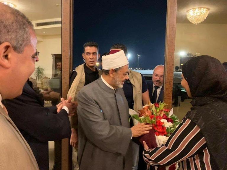 شيخ الأزهر لحظة وصوله مطار القاهرة