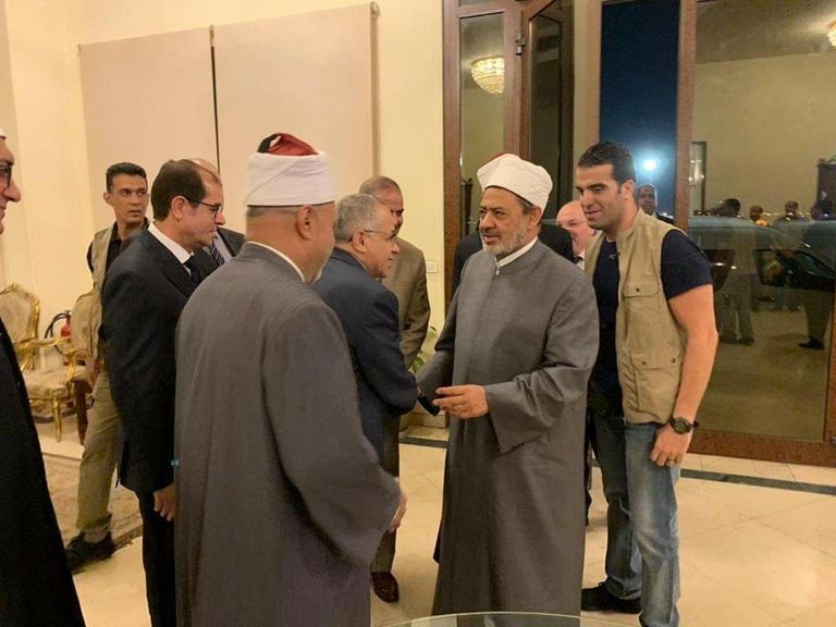 شيخ الأزهر لحظة وصوله مطار القاهرة