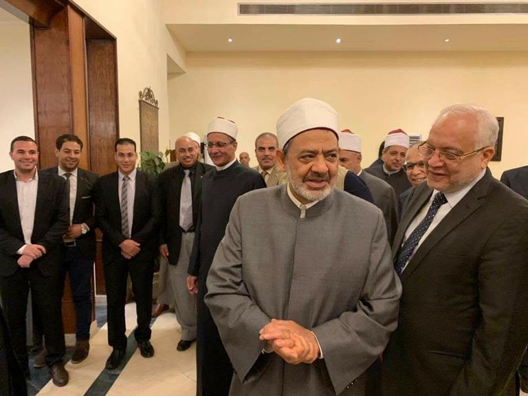 شيخ الأزهر لحظة وصوله مطار القاهرة