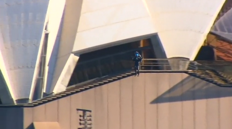 أسترالي يحلق بوحدة نفاثة حول أوبرا سيدني