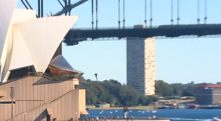أسترالي يحلق بوحدة نفاثة حول أوبرا سيدني