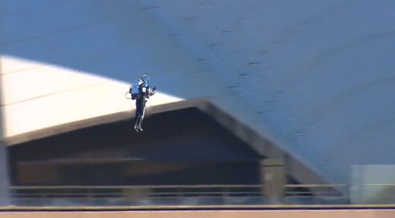 أسترالي يحلق بوحدة نفاثة حول أوبرا سيدني