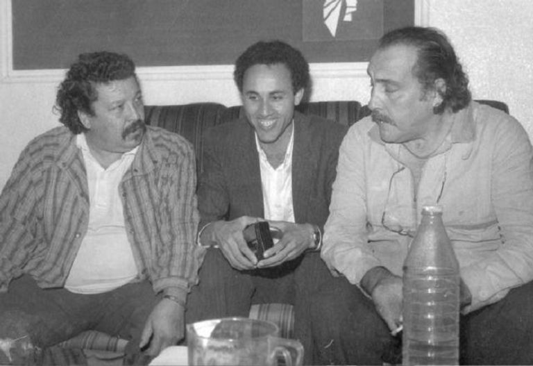 ميهوبي مع المخرجين الجزائريين محمد بوعمّاري وعمّار العسكري عز الدين ميهوبي السكرتير الأول لـ"التجمع الديمقراطي" بالجزائر- أرشيف