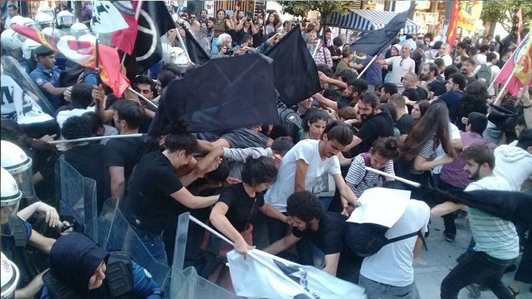 جانب من فض المظاهرة بإسطنبول